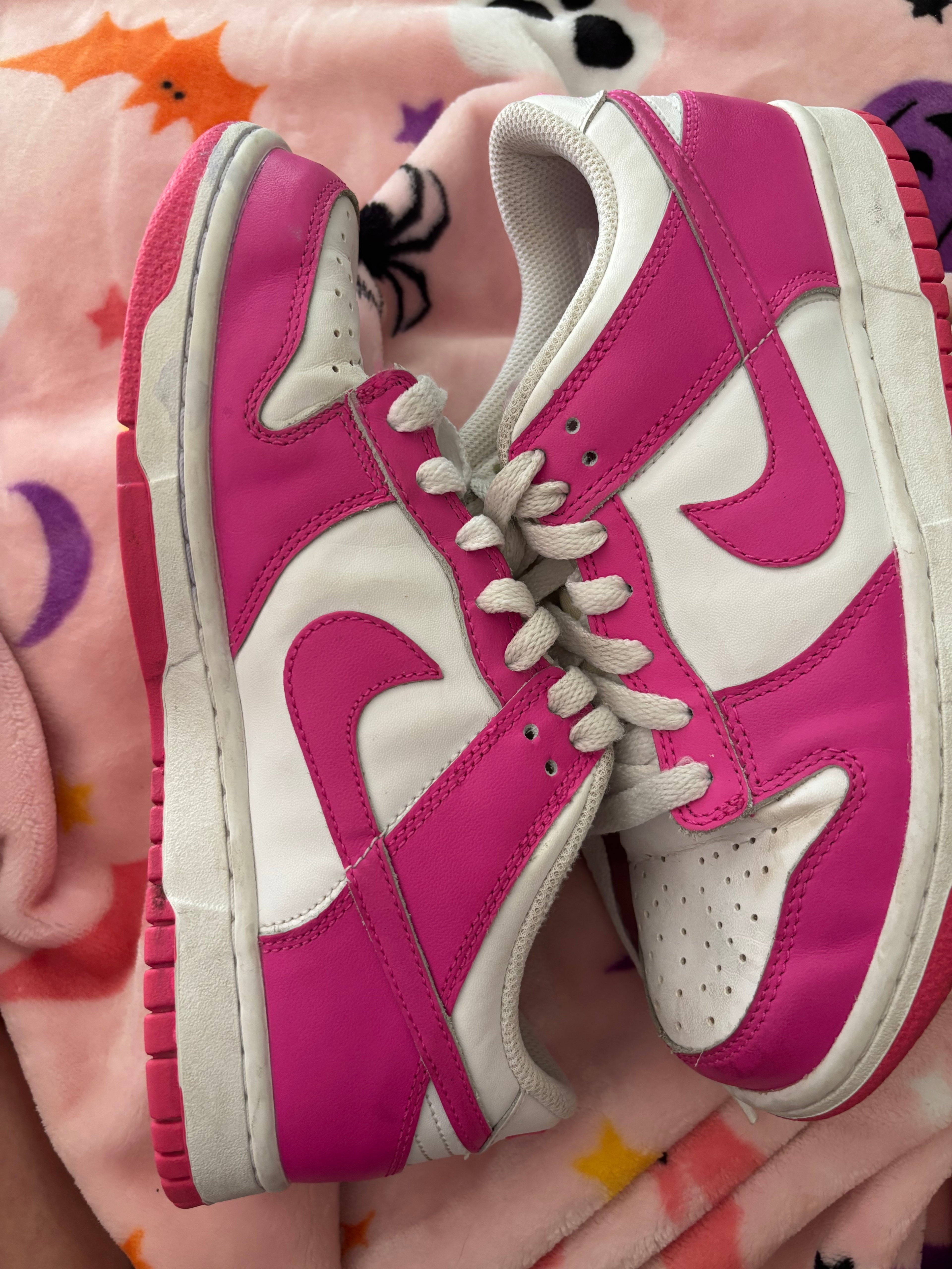 Nike Kids Dunk Low in Fuchsia and White